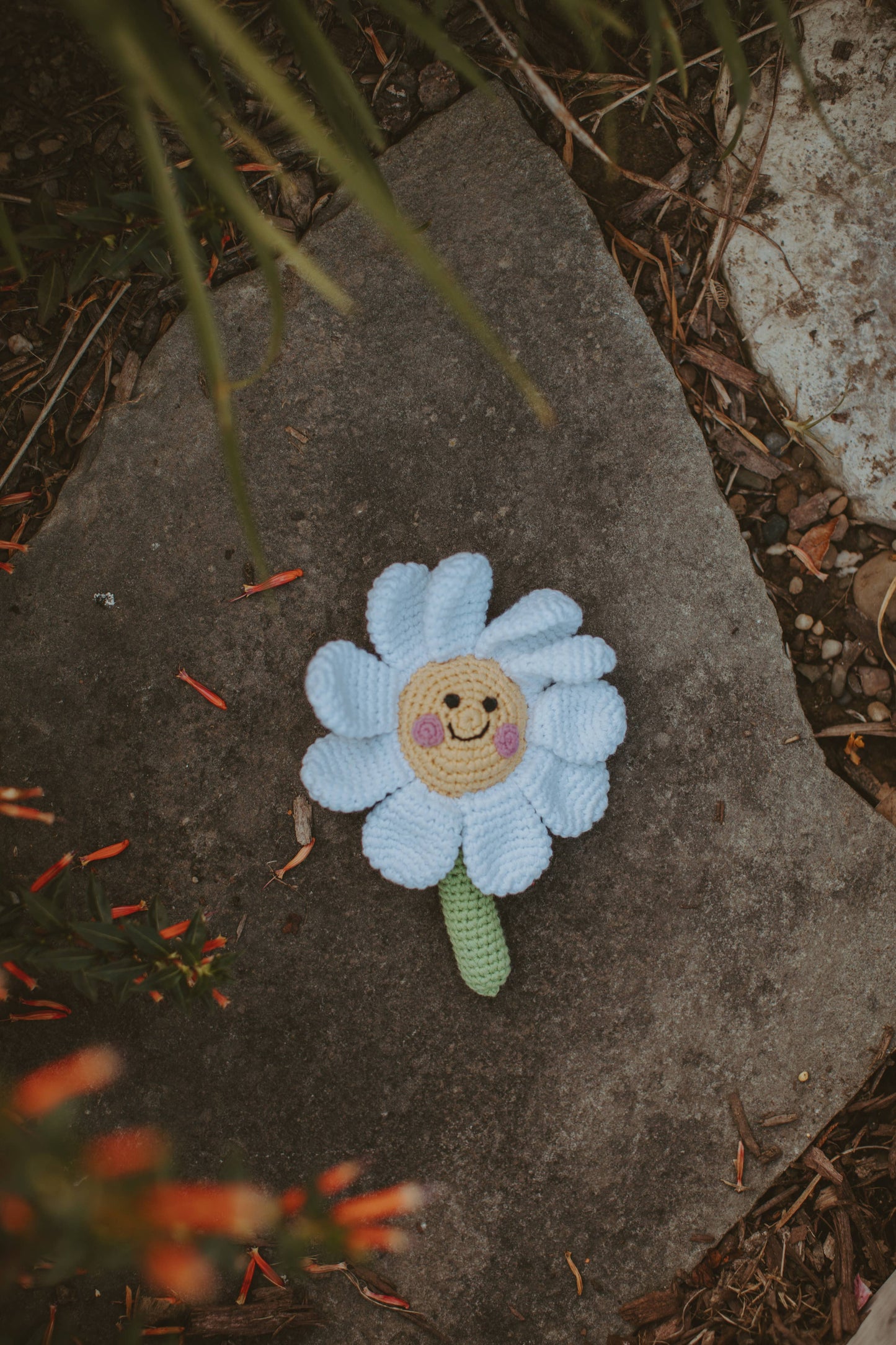 Pebblechild Baby Toy Friendly daisy-white rattle